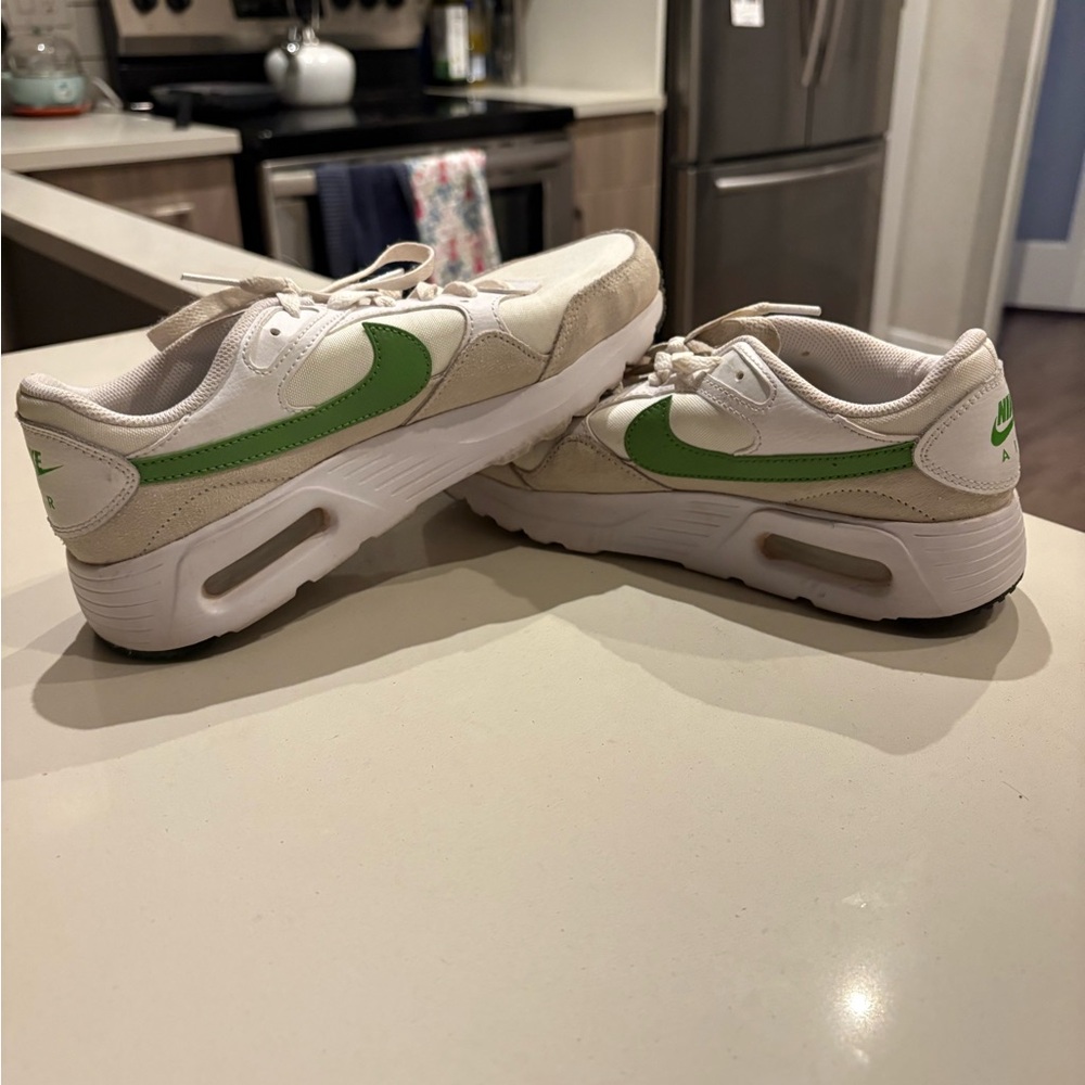 Nike women’s air - White and Green